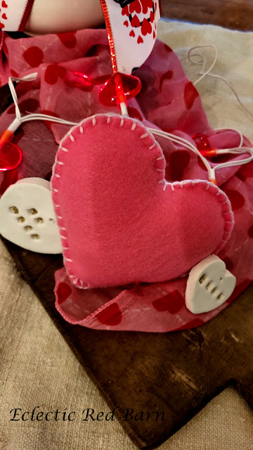 Valentine Centerpiece. Share NOW. #valentine; #decor; #decorations; #hearts;#eclecticredbarn
